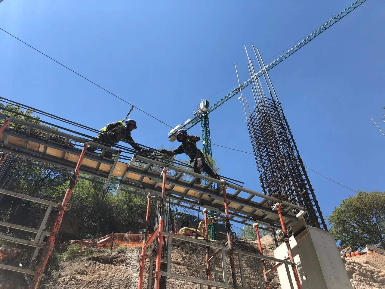 Trabajos de armado de acero y estructura en Torre Zenit, Interlomas